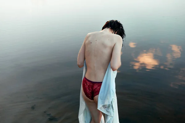 Karanlık Nehrin Kumlarında Yüzen Kız Ophelia Kavramsal — Stok fotoğraf