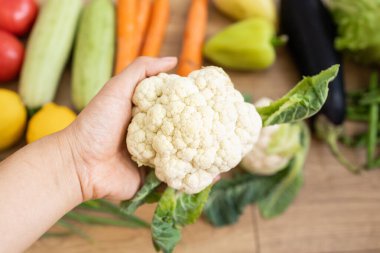 Taze sebze ve meyvelerin arka planında karnabahar var