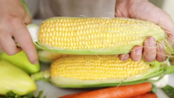 Czyści Kukurydzę Gotowania Żółtej Kukurydzy Gorącym Kotle Garnkowym Zamknij Się — Wideo stockowe