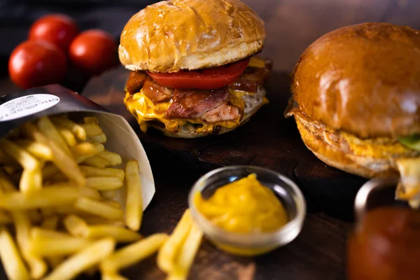 Νόστιμα Ψητά Σπιτικά Burgers Μοσχάρι Ντομάτα Τυρί Μπέικον Και Μαρούλι — Φωτογραφία Αρχείου