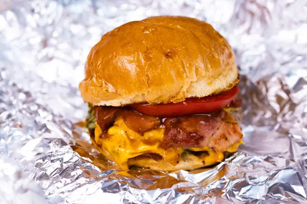 Νόστιμα Ψητά Σπιτικά Burgers Μοσχάρι Ντομάτα Τυρί Μπέικον Και Μαρούλι — Φωτογραφία Αρχείου
