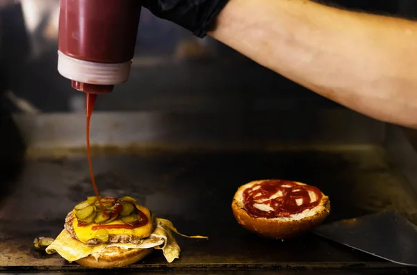 Krem Peynire Sos Ekleyerek Hamburger Pişirmek — Stok fotoğraf