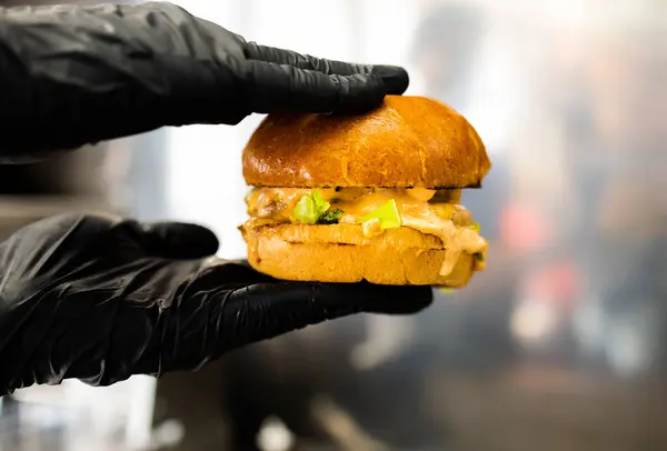 Chef Con Guantes Negros Cocinando Una Hamburguesa Foto Horizontal Una — Foto de Stock