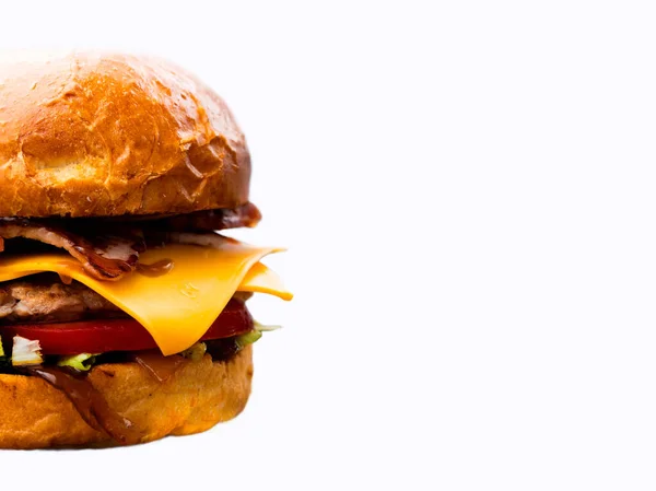 Beyaz Arka Planda Izole Edilmiş Taze Lezzetli Hamburger — Stok fotoğraf