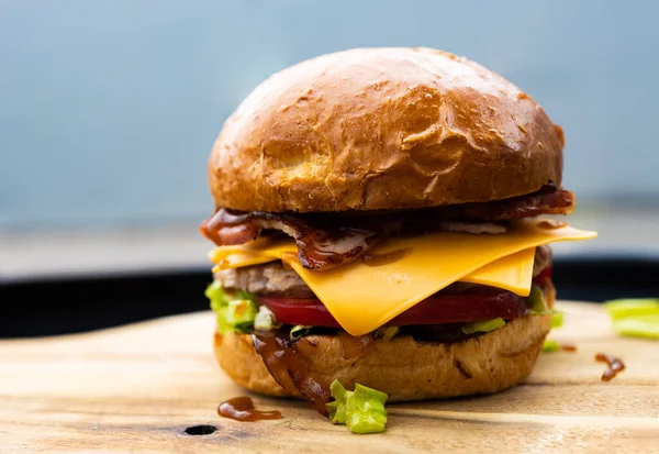 Lezzetli Peynirli Biftek Burger Modern Fast Food Restoranında Bun Bread — Stok fotoğraf