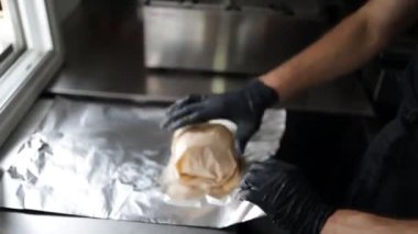 Modern Hip Mahallesi 'nde Sokak Yemekleri Satıyor.