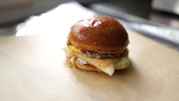 Lezzetli Peynirli Biftek Burger Modern Fast Food Restoranında Bun Bread — Stok video
