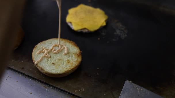 Vaření Burger Přidáním Omáčky Smetanového Sýra — Stock video