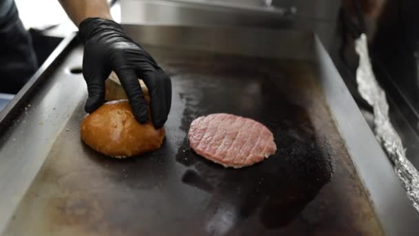 レストランのキッチンのシェフがハンバーガー用のカツレツを作ります スマッシュバーガーステーキ — ストック動画