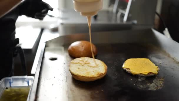 Cocinar Una Hamburguesa Añadiendo Salsa Queso Crema — Vídeo de stock