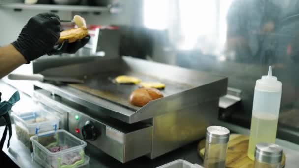 Gotowanie Hamburgera Poprzez Dodanie Sosu Sera Śmietankowego — Wideo stockowe