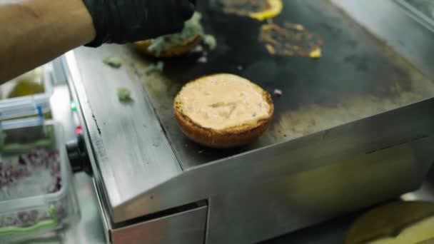 Gotowanie Hamburgera Poprzez Dodanie Sosu Sera Śmietankowego — Wideo stockowe