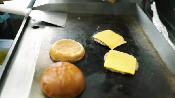 Chef Cozinha Restaurante Faz Costeletas Para Hambúrgueres Esmague Bife Hambúrguer — Vídeo de Stock
