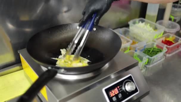 Женщина Повар Готовит Яичницу Небольшой Кухонной Сковородке Жареные Яйца Омлет — стоковое видео
