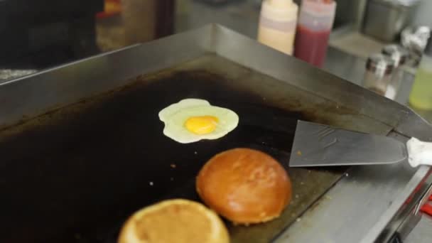 Hamburger Için Sığır Eti Pişiriyorum Mutfakta Kızartılmış Hamburger Yumurta Pişiriyorum — Stok video