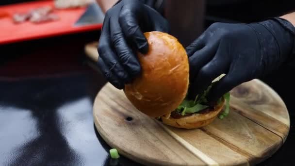 Chef Guanti Neri Che Cucina Hamburger Irriconoscibile Sfondo Nero — Video Stock