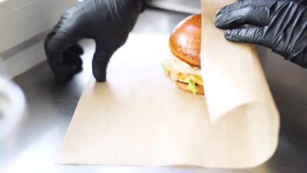 Street Food Truck Verkoopt Hamburgers Een Moderne Hippe Buurt — Stockvideo