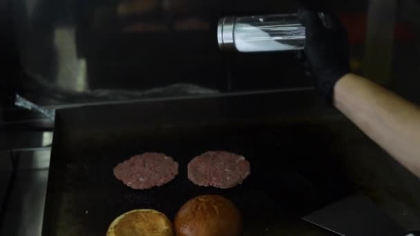 Szef Kuchni Restauracji Robi Kotlety Hamburgery Smash Burger Beefsteak — Wideo stockowe