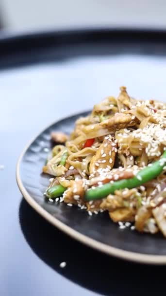 Bucătăria Bucătarului Amestecă Legumele Wok Bucătăria Restaurantului — Videoclip de stoc