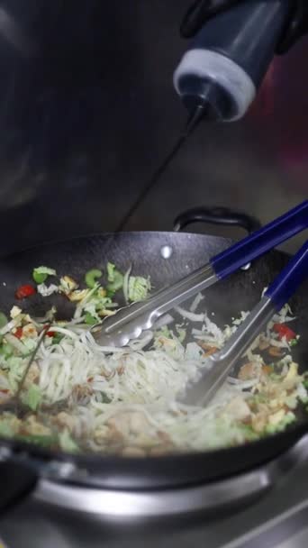 Chef Cozinhar Legumes Fritos Wok Cozinha Restaurante — Vídeo de Stock