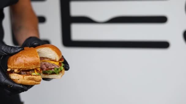 Ahşap Tahtada Bıçakla Hamburger Kesen Şefin Kesilmiş Görüntüsü — Stok video