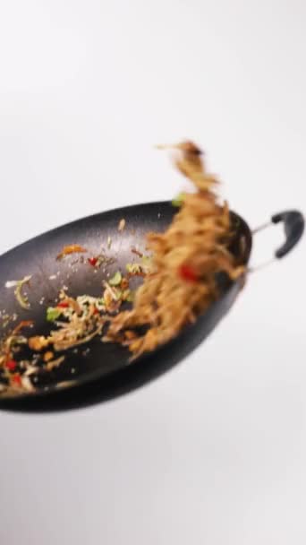 Кулінарія Шеф Кухаря Перемішує Смажені Овочі Пробудженні Кухні Ресторану — стокове відео