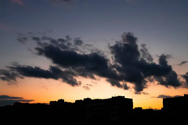 Wolkenlandschap Gekleurde Wolken Bij Zonsondergang Boven Stad Avond — Stockfoto