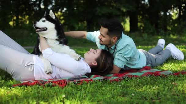 Молодая Счастливая Пара Сибирской Собакой Хаски Летнем Парке Понятие Любви — стоковое видео