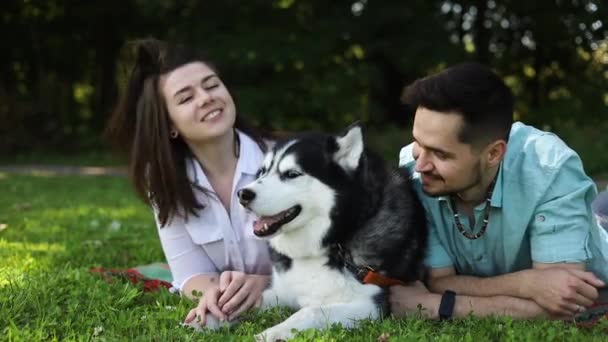 Joven Pareja Feliz Con Perro Husky Siberiano Parque Verano — Vídeos de Stock