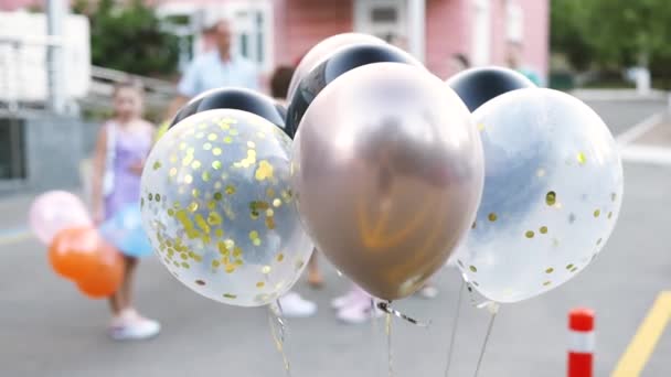 Ciąg Balonów Wiszących Między Drzewami Parku Przyjęcie Urodzinowe Świeżym Powietrzu — Wideo stockowe