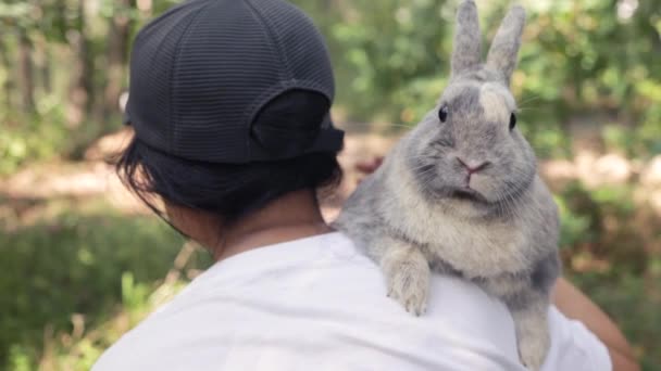Retrato Cercano Hombre Con Conejo Conejito Gris Esponjoso Sienta Hombro — Vídeos de Stock