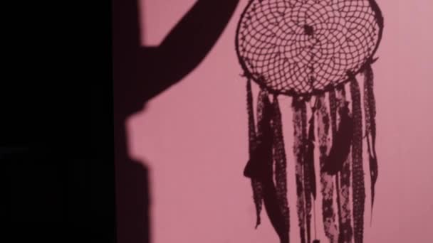 Μια Ονειρεμένη Σκιά Στον Ροζ Τοίχο Dreamcatcher Σιλουέτα Του Χεριού — Αρχείο Βίντεο