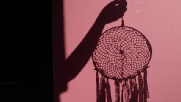 Une Ombre Capteur Rêves Sur Mur Rose Dreamcatcher Silhouette Main — Video