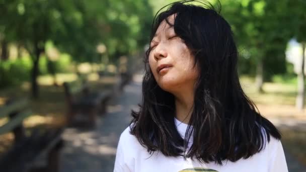 アジアの若い女性の肖像画は自然の中で新鮮な空気を楽しむ — ストック動画