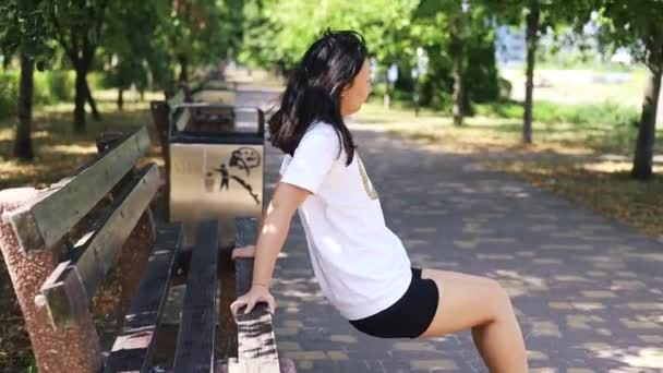 Skott Kvinna Sportkläder Gör Squat Motion Olika Sträckor Och Uppvärmning — Stockvideo