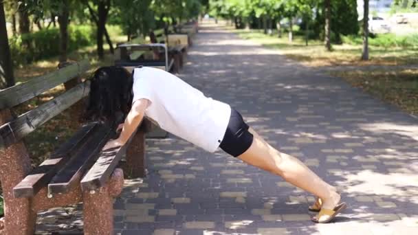 Spor Elbiseli Bir Kadın Çömelme Egzersizi Yapıyor Parktaki Bir Bankın — Stok video
