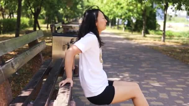 Záběr Ženy Sportovním Oblečení Dělá Squat Cvičení Různé Úseky Zahřívací — Stock video