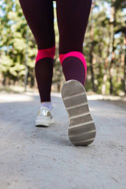 Genç fitness kadın koşucusu yolda. Spor ve sağlık konsepti.