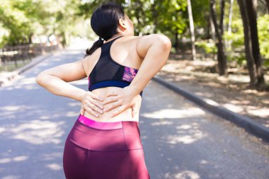 Kadın bel ağrısı, yaralanma çalışırken, travma sırasında egzersiz, açık havada kavramı ile