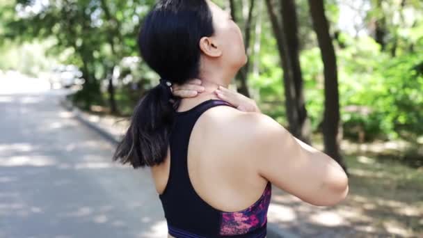 Genç Asyalı Fitness Kadını Spor Sakatlığını Boynunda Tutuyor Antrenman Sırasında — Stok video