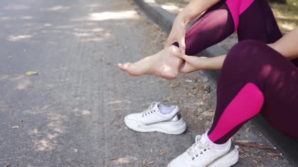 Ung Vuxen Kvinna Med Muskelvärk Löpning Löpare Har Ont Foten — Stockvideo