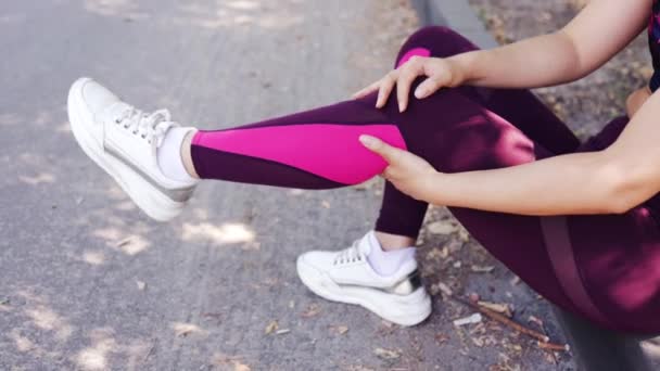 年轻的成年女子跑步时肌肉疼痛 由于足底筋膜炎 跑步者的脚很痛 运动伤害和医疗概念 — 图库视频影像