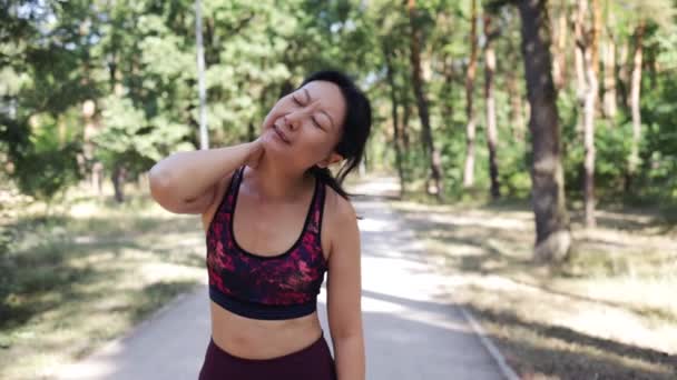 Mladý Asijské Fitness Žena Držení Její Sportovní Zranění Krku Svaly — Stock video