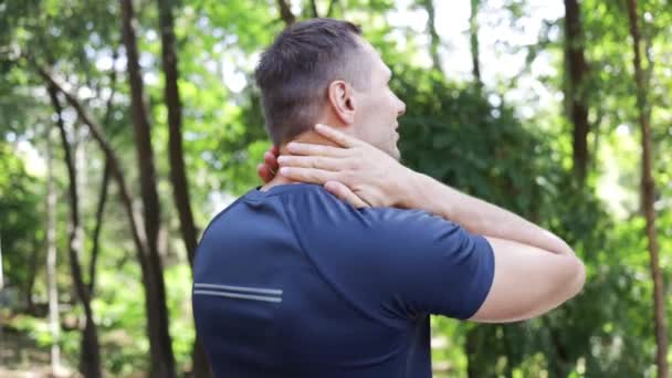 Junger Sportler Hält Seine Sportverletzung Nacken Muskel Schmerzt Beim Training — Stockvideo