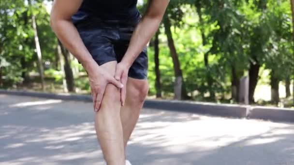 Uraz Ból Kolanie Samca Biegacza Fitness Człowiek Biegacz Czuć Ból — Wideo stockowe