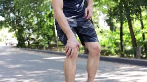 一名男子跑步者膝部受伤和疼痛 健美的男子跑步者膝盖感到疼痛 — 图库视频影像