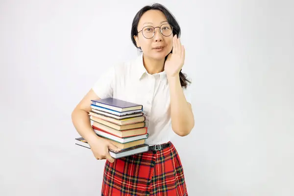 Mladá Číňanka Držící Knihy Ruce Vyprávějící Tajné Zvěsti Šeptající Něco — Stock fotografie