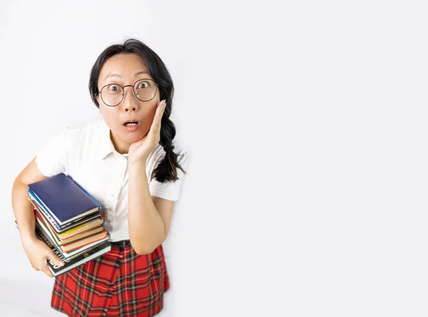 Portrait Surprise Asiatique Fille Étudiant Tenant Nombreux Livres Par Fond — Photo