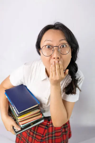 Portrét Překvapené Asijské Dívky Student Drží Mnoho Knih Bílém Pozadí — Stock fotografie