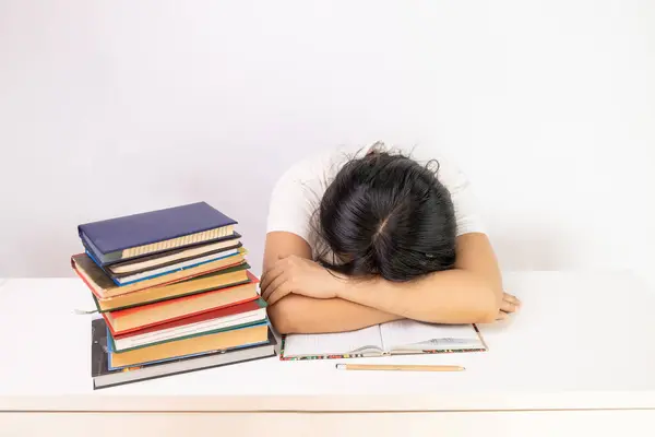 Student Studuje Těžké Zkoušky Spí Knihách Unavená Dívka Čte Obtížnou — Stock fotografie